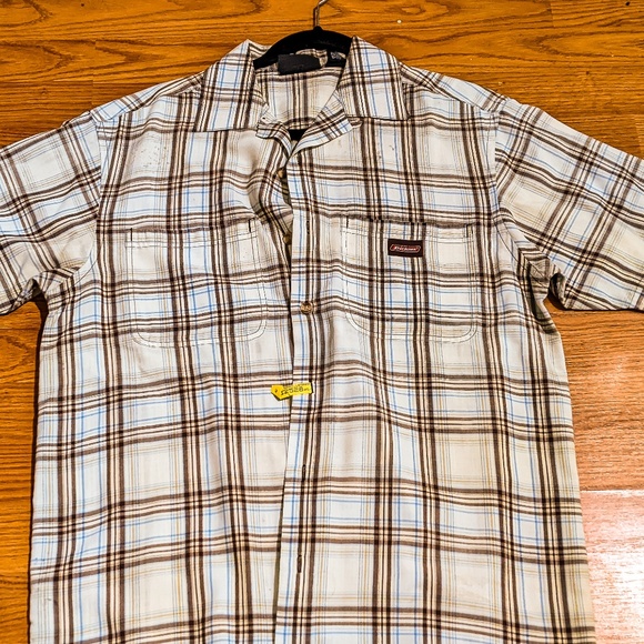 Dickies short sleeve plaid button down shirt. Men's medium (38-40). - Picture 2 of 8